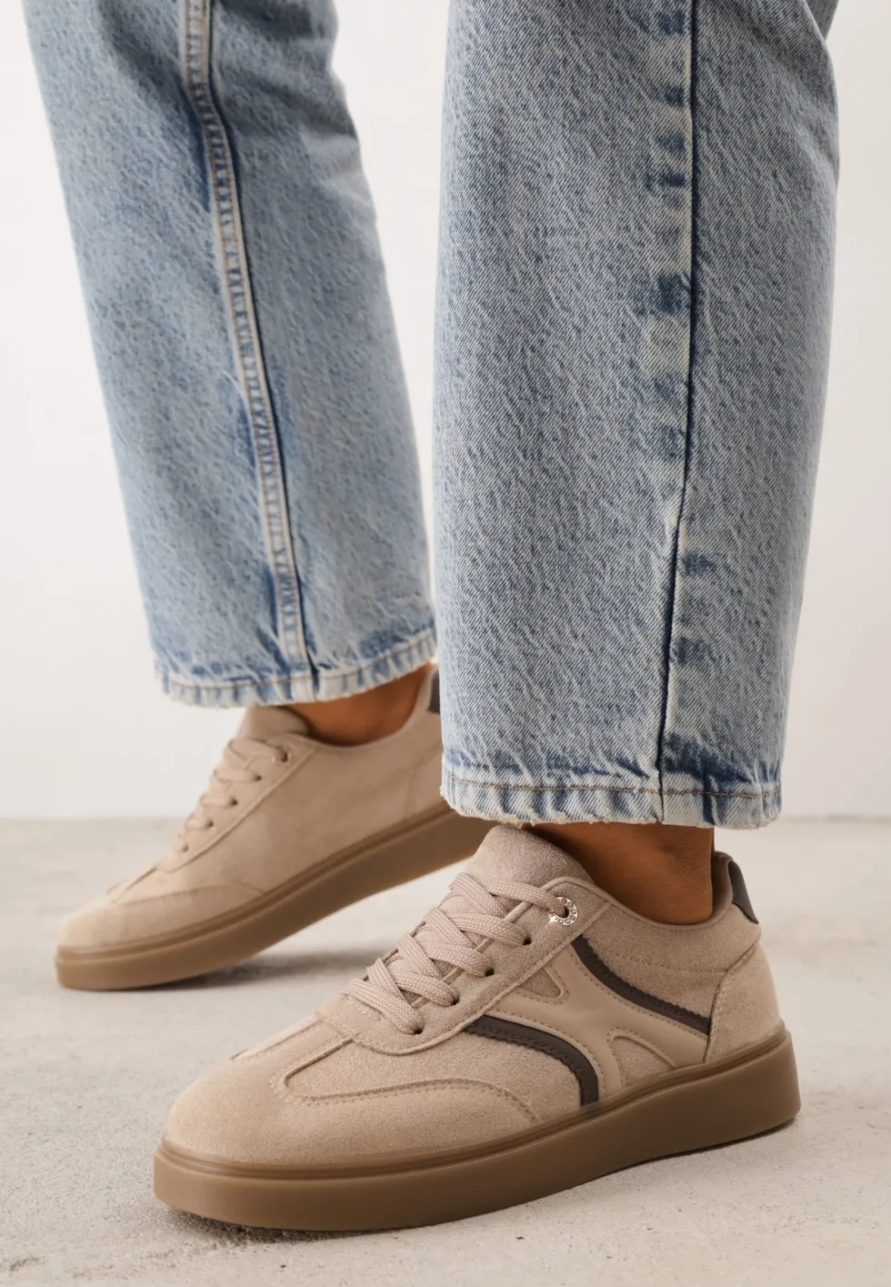 Ciemnobeżowe Sneakersy przed Kostkę z Ozdobnymi Detalami Emmasta
