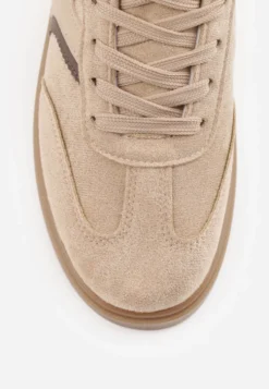 Ciemnobeżowe Sneakersy przed Kostkę z Ozdobnymi Detalami Emmasta