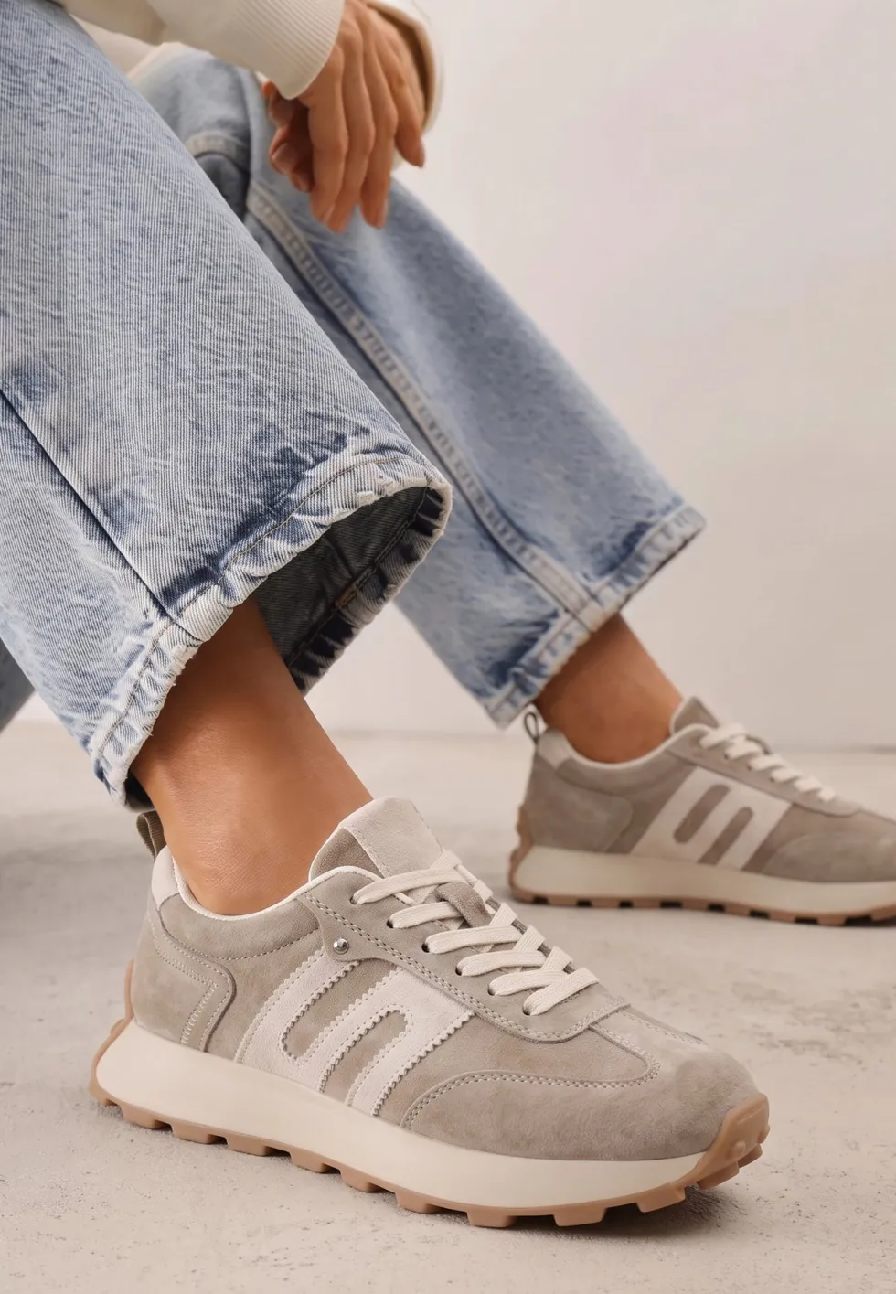 Ciemnobeżowe Sneakersy Skórzane w Stylu Sportowym z Ozdobnymi Wstawkami i Przeszyciami Evlinna