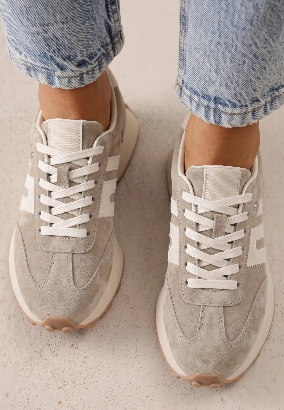 Ciemnobeżowe Sneakersy Skórzane w Stylu Sportowym z Ozdobnymi Wstawkami i Przeszyciami Evlinna