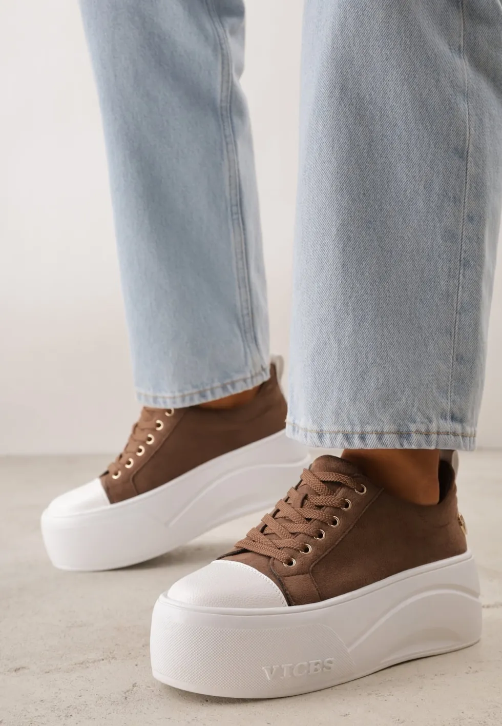 Ciemnobeżowe Sneakersy VICES na Platformie z Metaliczną Aplikacją i Napisem Beli