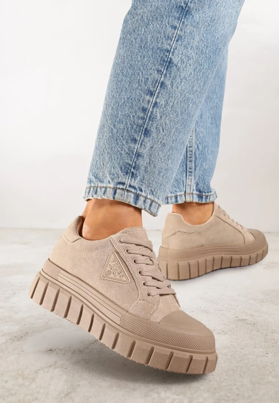 Ciemnobeżowe Sneakersy Vices na Platformie z Ozdobą i Napisem Leawen