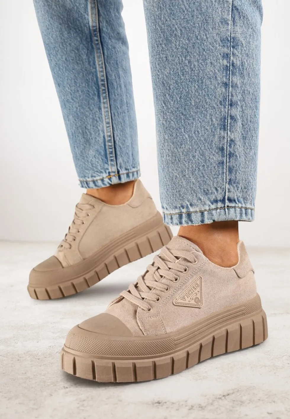 Ciemnobeżowe Sneakersy Vices na Platformie z Ozdobą i Napisem Leawen