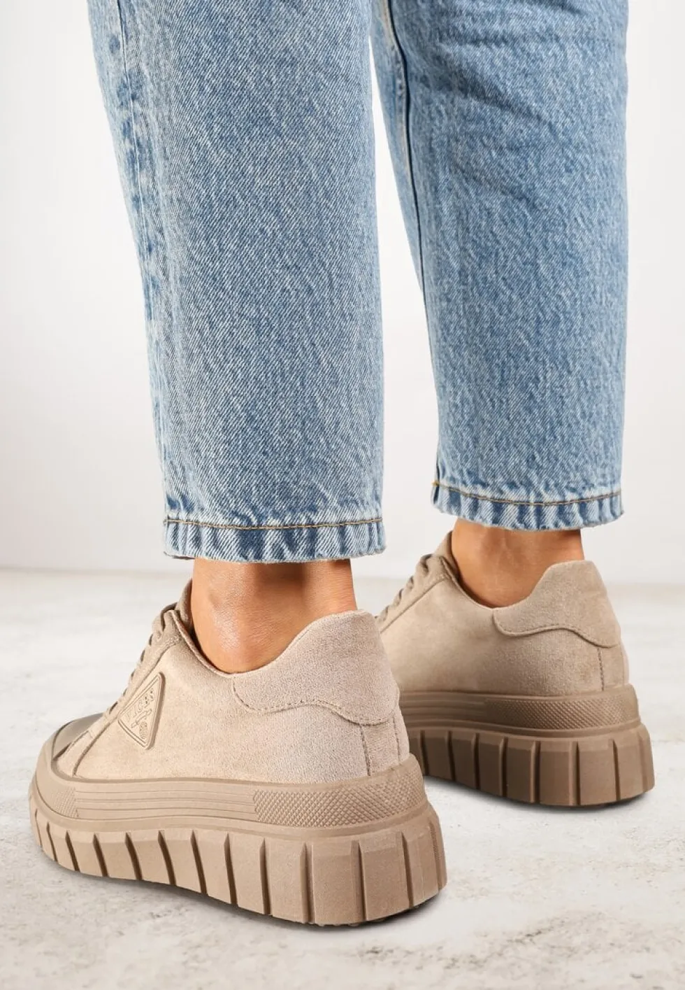 Ciemnobeżowe Sneakersy Vices na Platformie z Ozdobą i Napisem Leawen