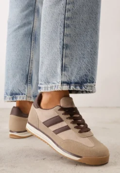 Ciemnobeżowe Sneakersy w Stylu Retro z Panelami z Imitacji Zamszu i Przeszyciami na Cholewce Scarfia
