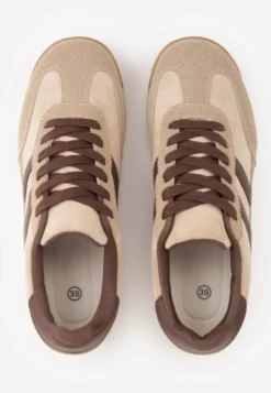 Ciemnobeżowe Sneakersy w Stylu Retro z Panelami z Imitacji Zamszu i Przeszyciami na Cholewce Scarfia
