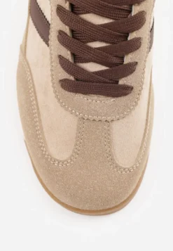 Ciemnobeżowe Sneakersy w Stylu Retro z Panelami z Imitacji Zamszu i Przeszyciami na Cholewce Scarfia