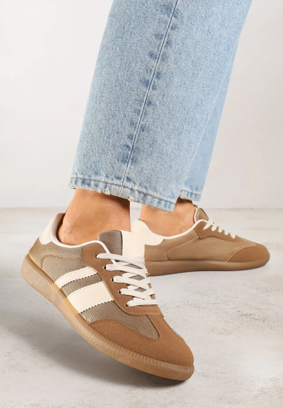 Ciemnobeżowe Sneakersy w Stylu Tenisówek Ozdobione Paskami Jenaniela