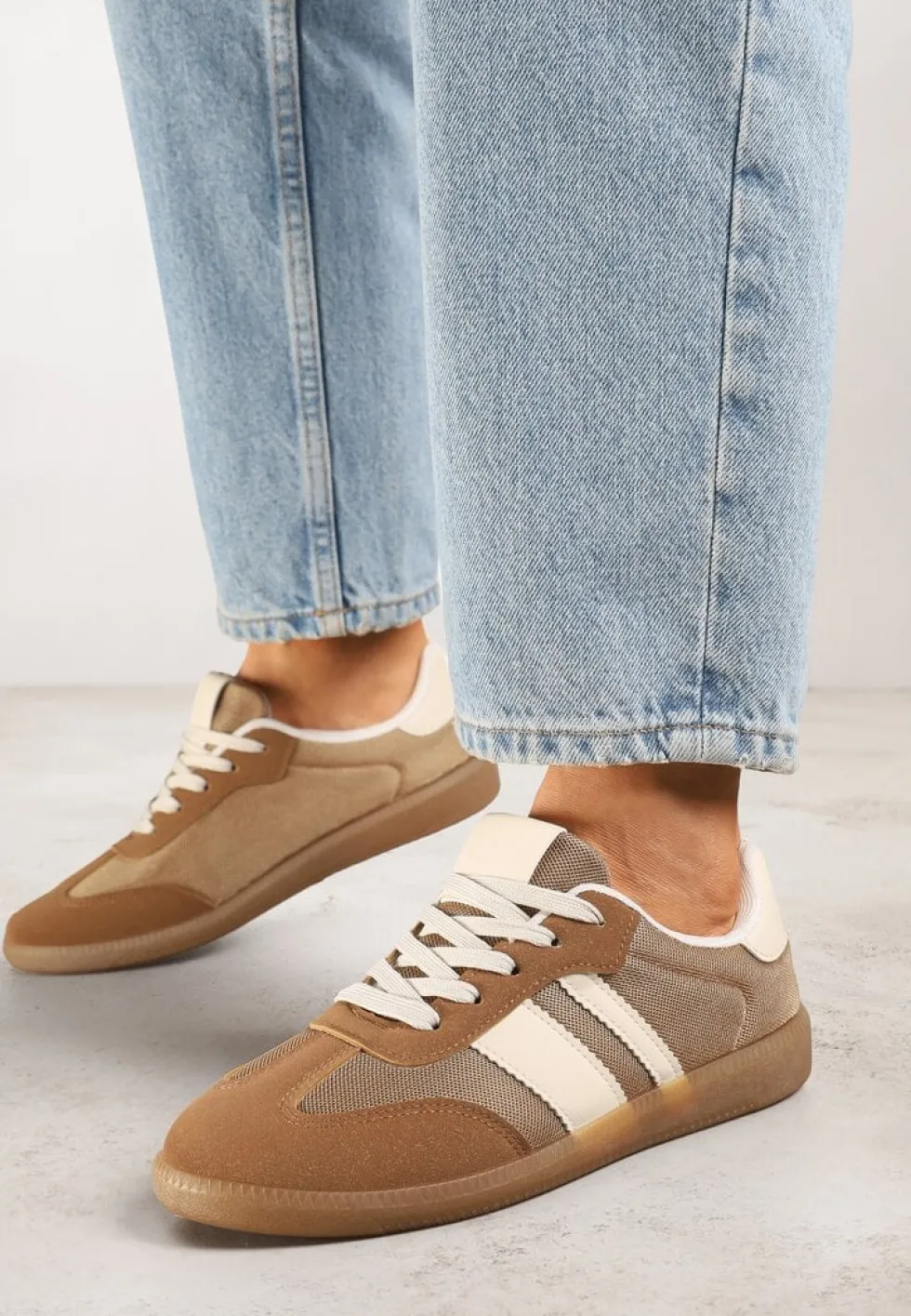 Ciemnobeżowe Sneakersy w Stylu Tenisówek Ozdobione Paskami Jenaniela