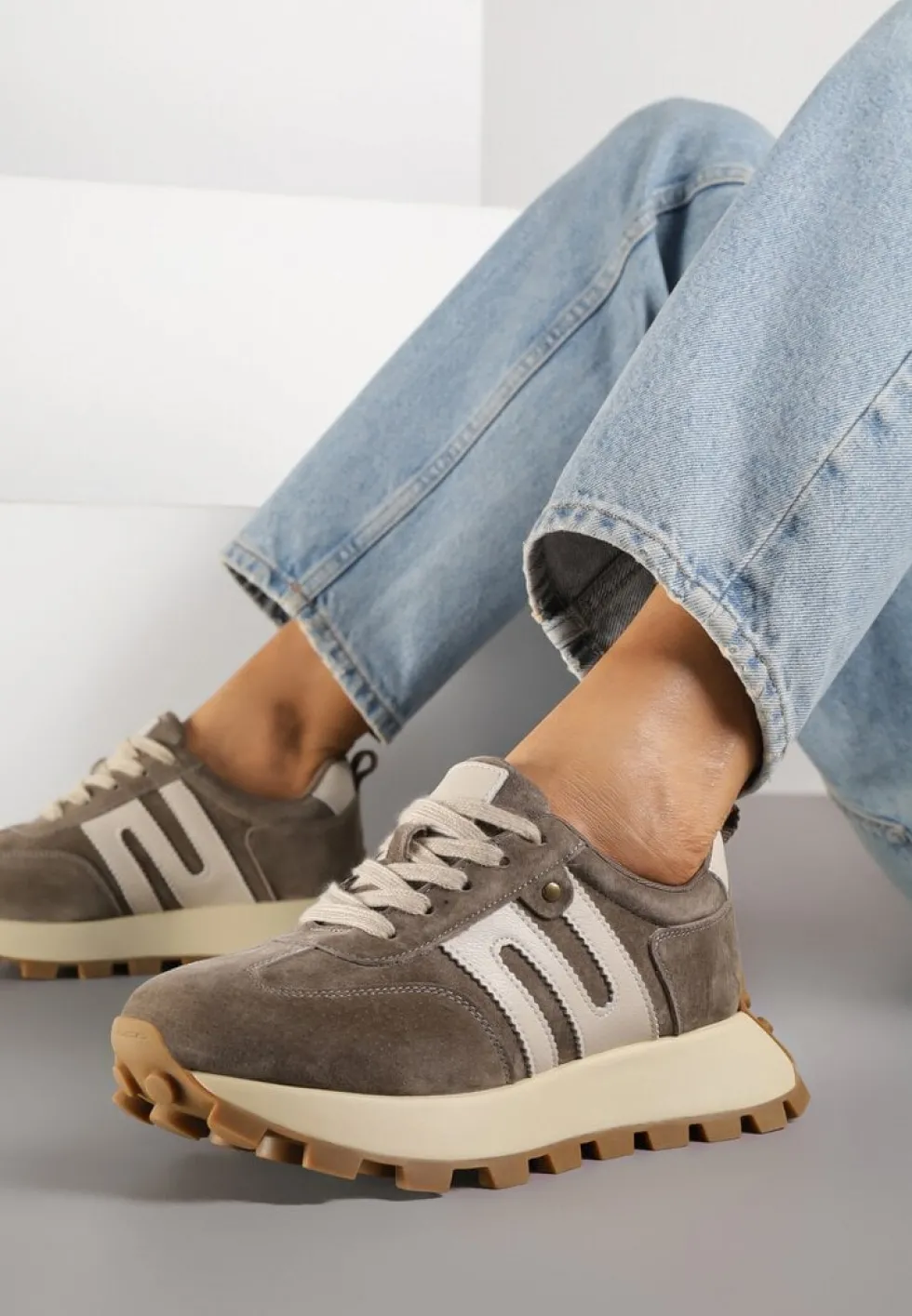 Ciemnobeżowe Sneakersy ze Skóry Naturalnej Ozdobione Geometrycznym Wzorem Melassea