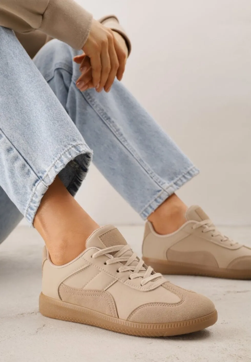 Ciemnobeżowe Sneakersy z Ozdobnymi Przeszyciami przed Kostkę Redala