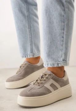 Ciemnobeżowe Sneakersy z Zamszu Naturalnego na Platfomie z Napisem i Perforacją Zitara