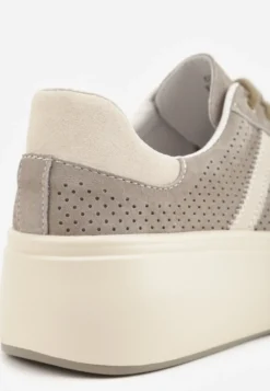 Ciemnobeżowe Sneakersy z Zamszu Naturalnego na Platfomie z Napisem i Perforacją Zitara