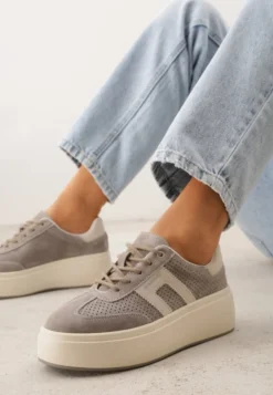Ciemnobeżowe Sneakersy z Zamszu Naturalnego na Platfomie z Napisem i Perforacją Zitara