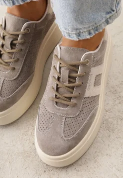 Ciemnobeżowe Sneakersy z Zamszu Naturalnego na Platfomie z Napisem i Perforacją Zitara