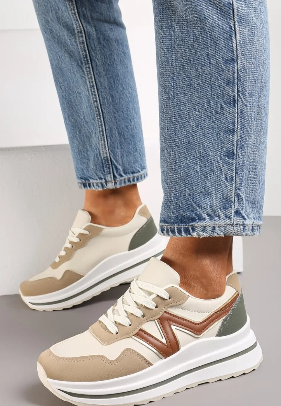 Ciemnobeżowe Sznurowane Sneakersy z Geometrycznymi Wstawkami na Grubej Podeszwie Literna