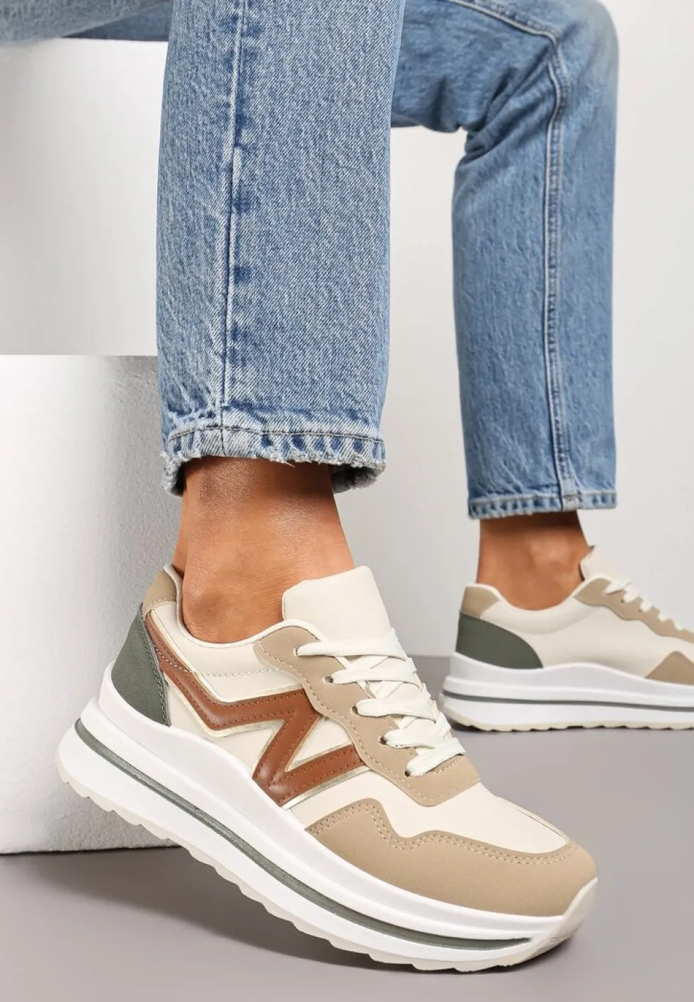 Ciemnobeżowe Sznurowane Sneakersy z Geometrycznymi Wstawkami na Grubej Podeszwie Literna