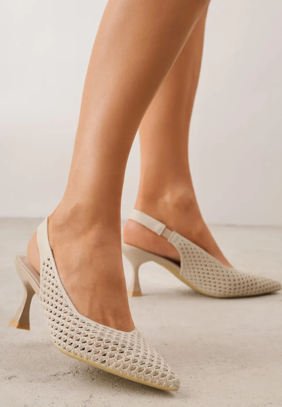 Ciemnobeżowe Szpilki Slingback z Ażurowymi Zdobieniami na Cholewce Tespeila