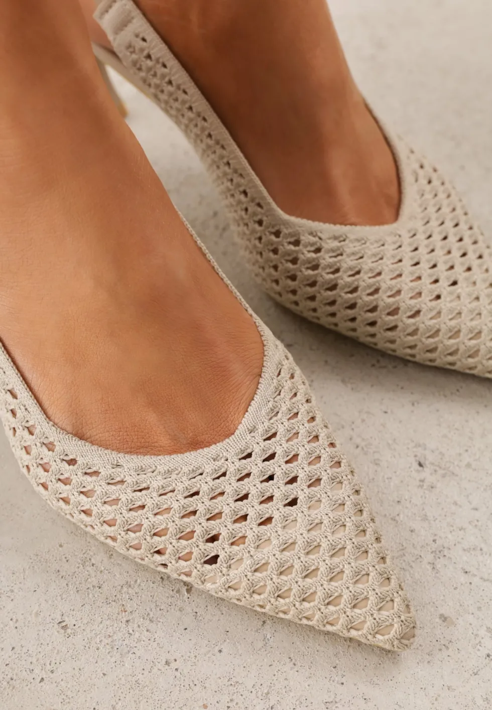 Ciemnobeżowe Szpilki Slingback z Ażurowymi Zdobieniami na Cholewce Tespeila