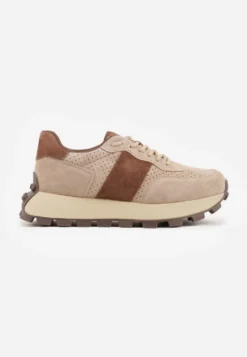 Ciemnobeżowe Zamszowe Sneakersy na Podeszwie Chunky z Perforowaną Cholewką Cezarlina