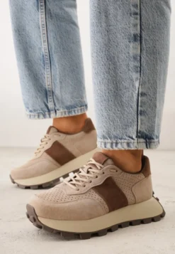 Ciemnobeżowe Zamszowe Sneakersy na Podeszwie Chunky z Perforowaną Cholewką Cezarlina