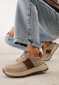 Ciemnobeżowe Zamszowe Sneakersy na Podeszwie Chunky z Perforowaną Cholewką Cezarlina