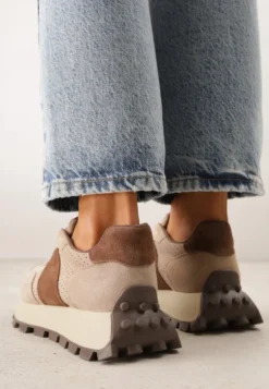 Ciemnobeżowe Zamszowe Sneakersy na Podeszwie Chunky z Perforowaną Cholewką Cezarlina