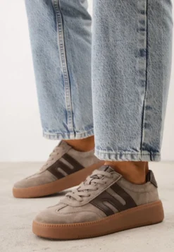 Ciemnobeżowe Zamszowe Sneakersy na Kauczukowej Podeszwie z Geometrycznym Wzorem Ovrel