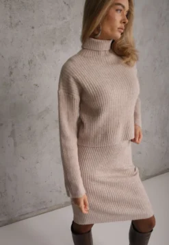 Ciemnobeżowy Prążkowany Komplet z Dzianiny z Wełną i Bawełną Golf i Sukienka Bodycon Mirrela
