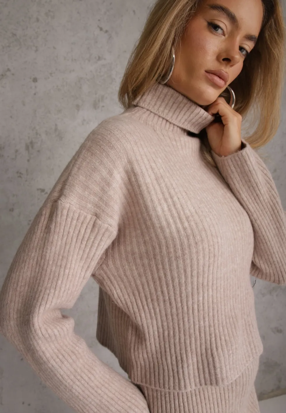 Ciemnobeżowy Prążkowany Komplet z Dzianiny z Wełną i Bawełną Golf i Sukienka Bodycon Mirrela