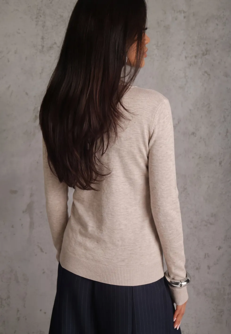 Ciemnobeżowy Sweter z Bawełną w Minimalistycznym Stylu Radeken