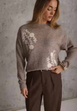 Ciemnobeżowy Sweter Zimowy z Motywem Kwiatów z Wełną Karmira