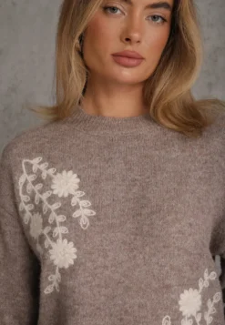 Ciemnobeżowy Sweter Zimowy z Motywem Kwiatów z Wełną Karmira