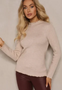 Ciemnobeżowy Sweter z Wełną przy Dekolcie Ozdobiony Falbanką Seatoria