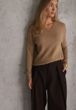 Ciemnobeżowy Sweter z Wełną w Minimalistycznym Stylu Joslina