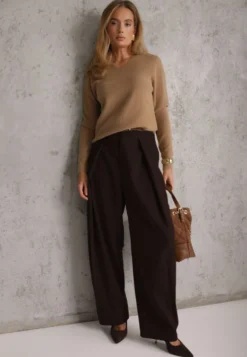 Ciemnobeżowy Sweter z Wełną w Minimalistycznym Stylu Joslina