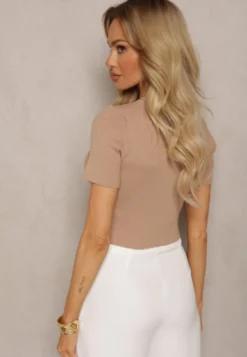 Ciemnobeżowy T-shirt z Prążkowanej Dzianiny o Krótkim Kroju Poutia