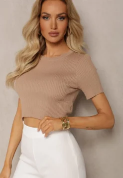 Ciemnobeżowy T-shirt z Prążkowanej Dzianiny o Krótkim Kroju Poutia