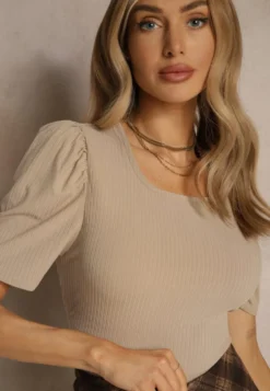 Ciemnobeżowy T-shirt z Prążkowanej Tkaniny z Zakładkami przy Rękawach Kolaniella