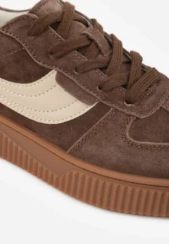 Ciemnobrązowe Sneakersy Kultowe Tenisówki z Zamszu Naturalnego ze Skórzaną Wkładką Rionae