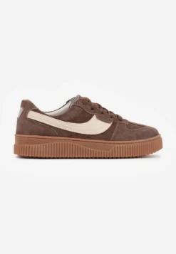 Ciemnobrązowe Sneakersy Kultowe Tenisówki z Zamszu Naturalnego ze Skórzaną Wkładką Rionae