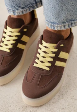 Ciemnobrązowe Sneakersy na Platformie w Stylu Tenisówek Ozdobione Paskami Ladia