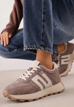 Ciemnobrązowe Sneakersy Skórzane w Stylu Sportowym z Ozdobnymi Wstawkami i Przeszyciami Evlinna