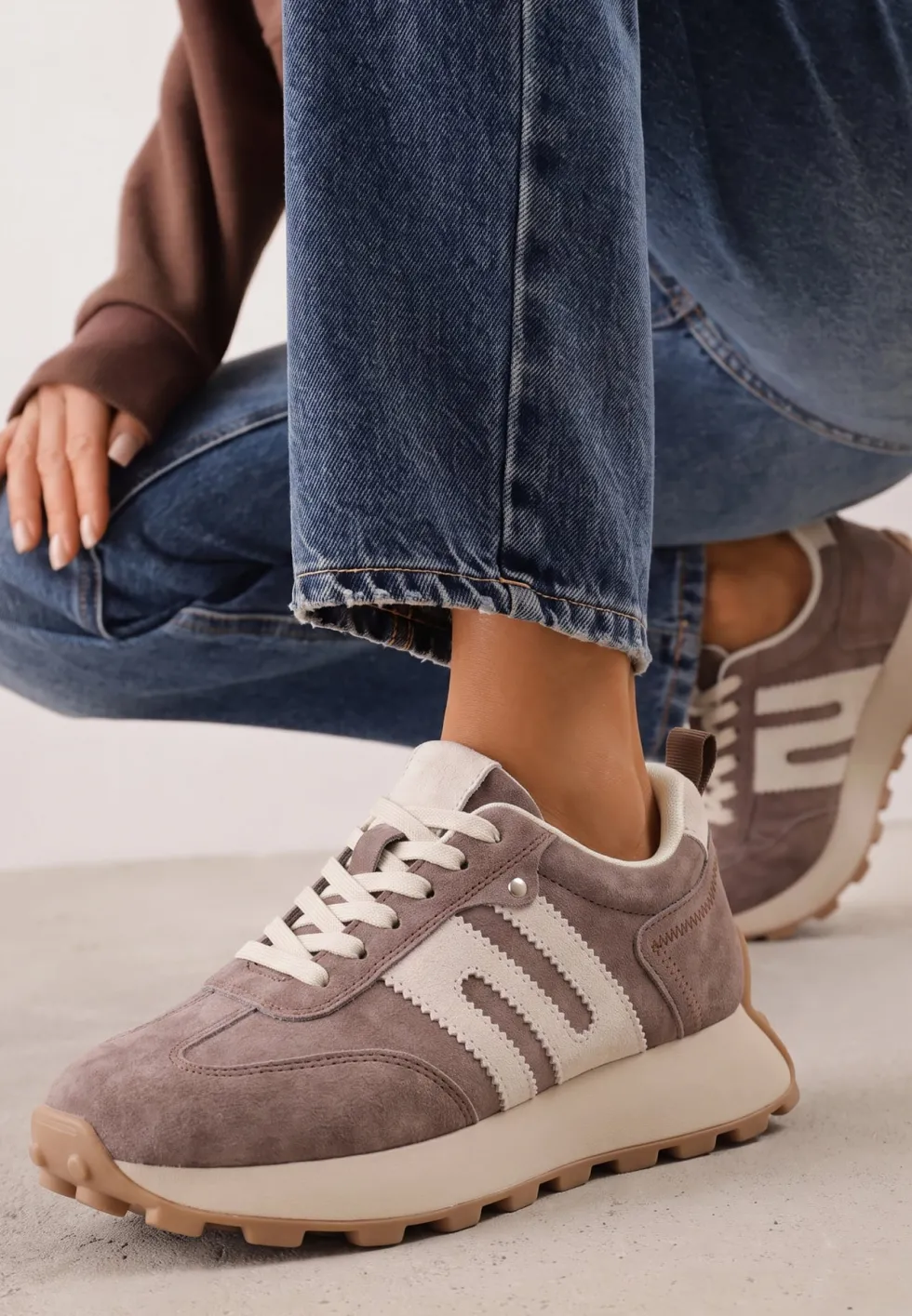 Ciemnobrązowe Sneakersy Skórzane w Stylu Sportowym z Ozdobnymi Wstawkami i Przeszyciami Evlinna