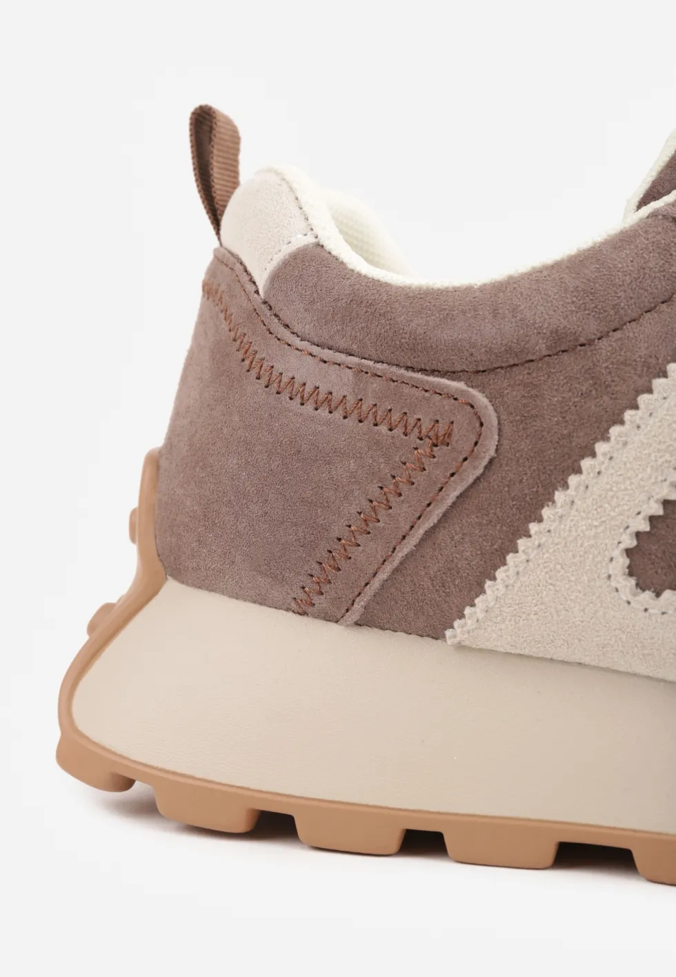 Ciemnobrązowe Sneakersy Skórzane w Stylu Sportowym z Ozdobnymi Wstawkami i Przeszyciami Evlinna