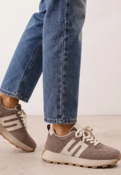 Ciemnobrązowe Sneakersy Skórzane w Stylu Sportowym z Ozdobnymi Wstawkami i Przeszyciami Evlinna