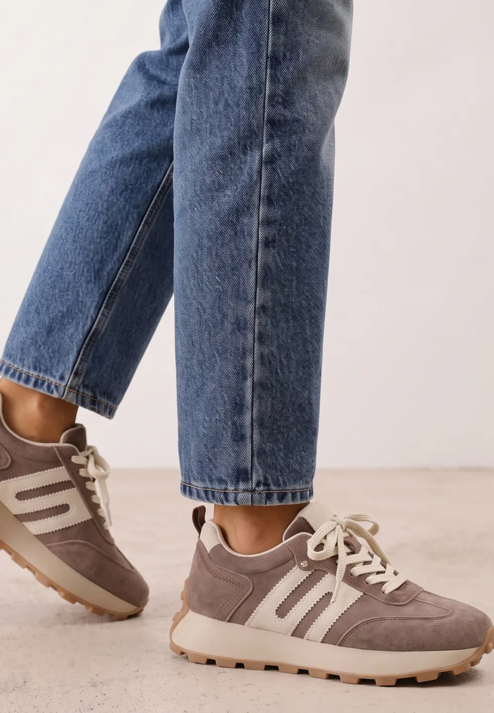 Ciemnobrązowe Sneakersy Skórzane w Stylu Sportowym z Ozdobnymi Wstawkami i Przeszyciami Evlinna