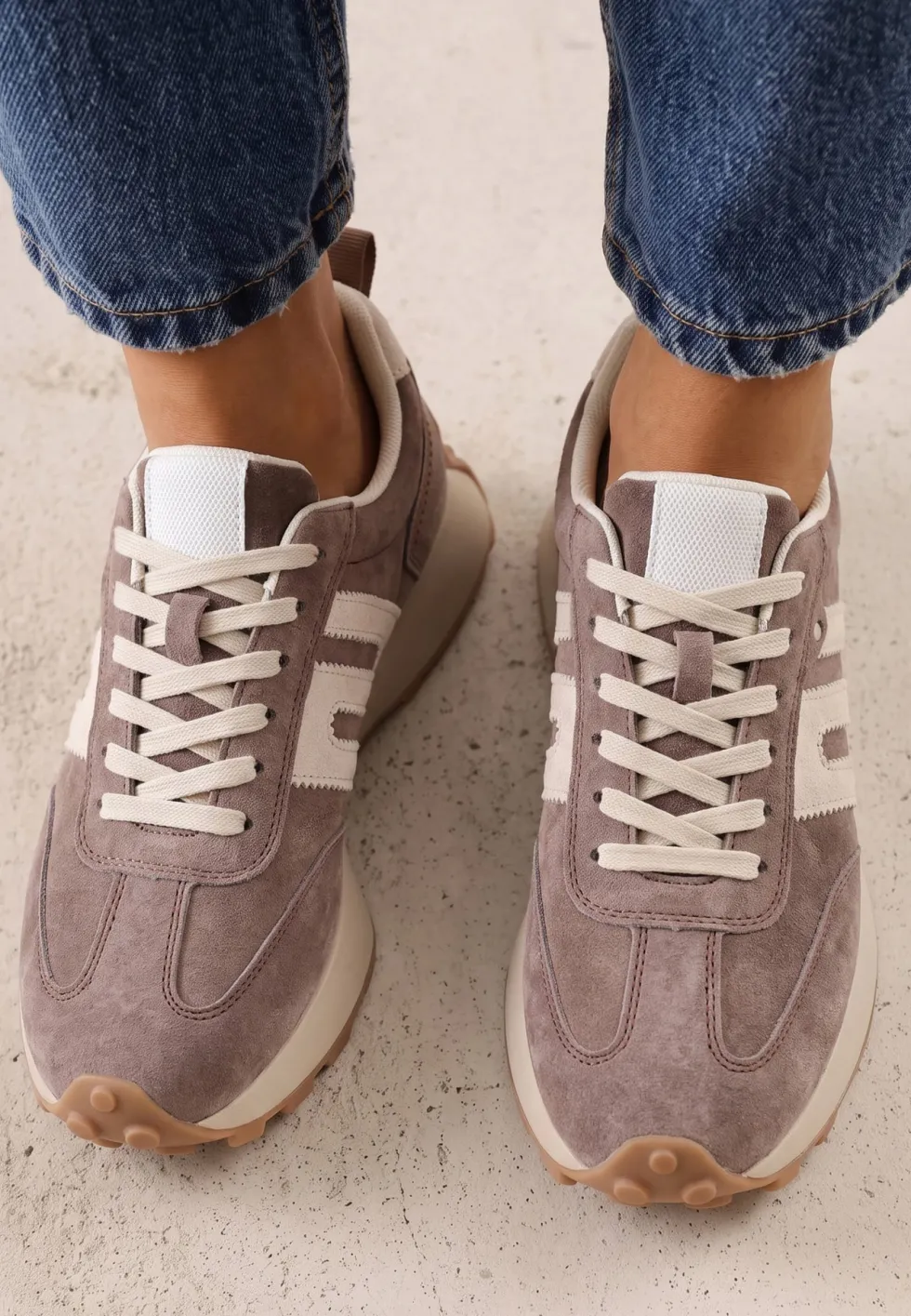 Ciemnobrązowe Sneakersy Skórzane w Stylu Sportowym z Ozdobnymi Wstawkami i Przeszyciami Evlinna