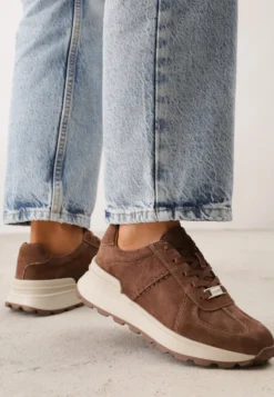 Ciemnobrązowe Sneakersy z Zamszu Naturalnego na Platformie z Bieżnikiem Eplia