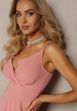 Ciemnoróżowa Elegancka Sukienka o Rozkloszowanym Kroju z Rozcięciem na Ramiączkach z Kopertowym Dekoltem Winelia